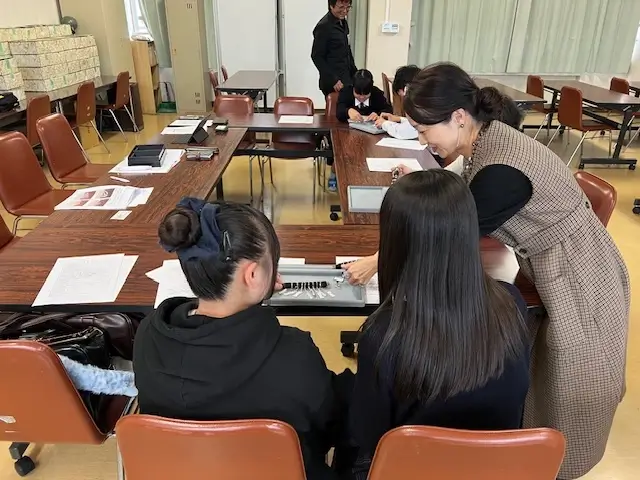 ブライダルリングについて学ぶ授業風景