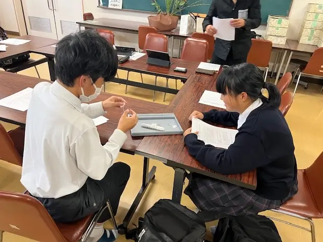 指輪の構造や素材についての資料説明