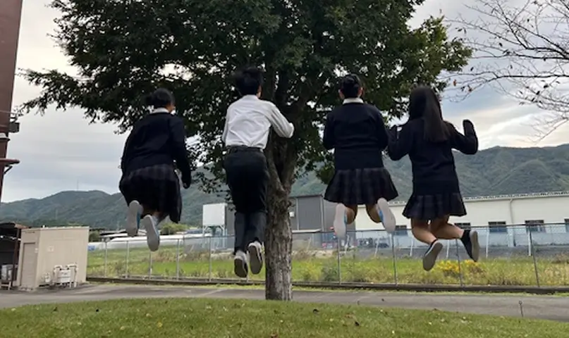 南丹高校生徒の集合写真